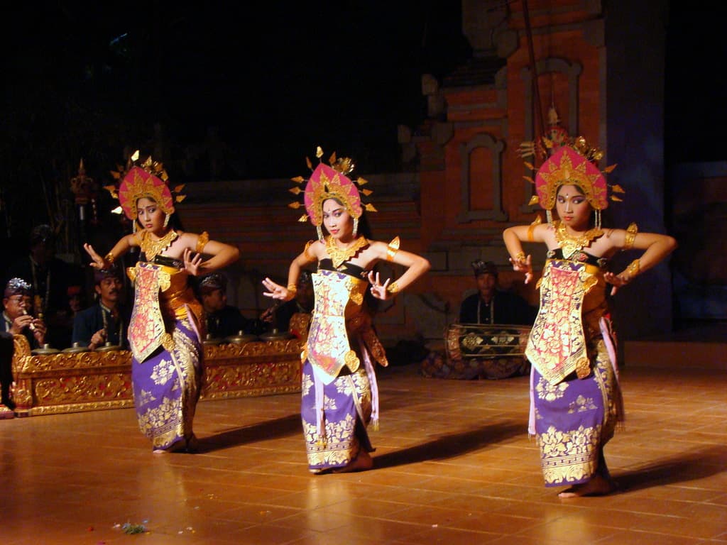 Múa Legong là truyền thống ở Bali 