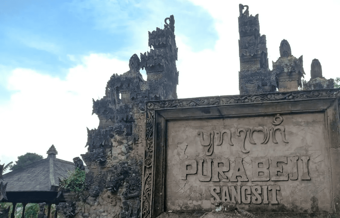 Khu vực bên ngoài của Pura Beji - Những địa điểm du lịch hấp dẫn ở Bali
