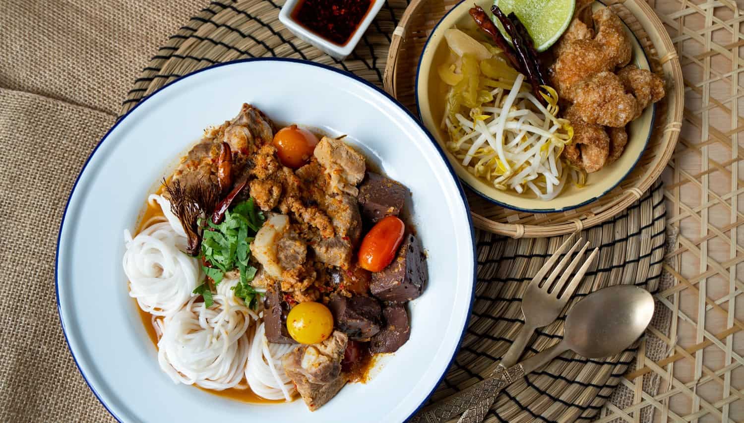 Khanom Jeen Nam Ngiao là món ăn độc đáo của người dân Thái Lan 
