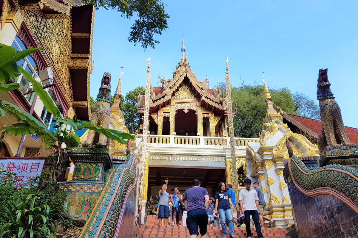 Tránh ăn mặc hở hang khi đến những nơi thiêng liêng tại Chiang Mai