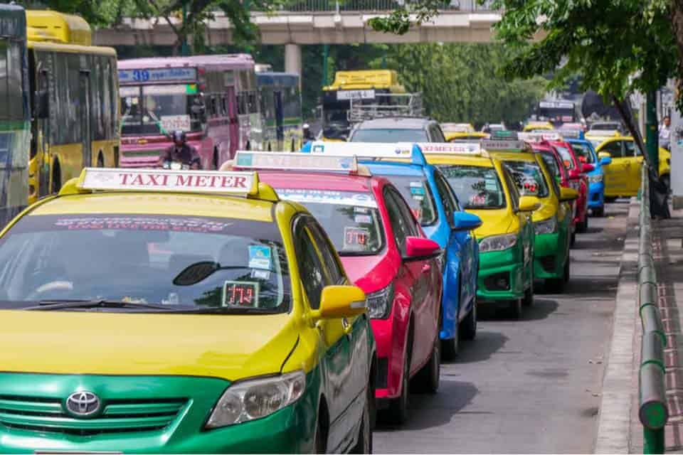 Taxi là phương tiện di chuyển tiện lợi phù hợp với gia đình và trẻ em 