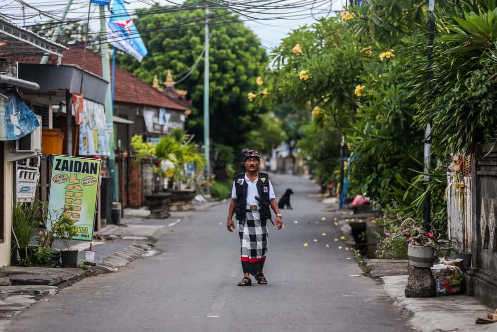 Nhân viên an ninh tuần tra ngoài đường trong ngày im lặng Nyepi.