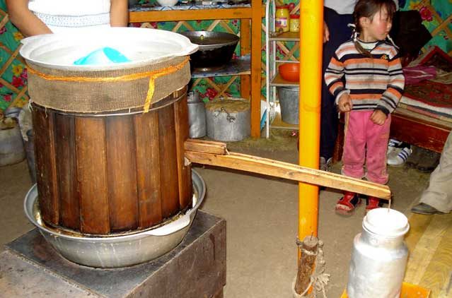 Ẩm thực Mông Cổ qua bánh sữa, muối—đặc sản mua về làm quà và những lưu ý khi đi du lịch.