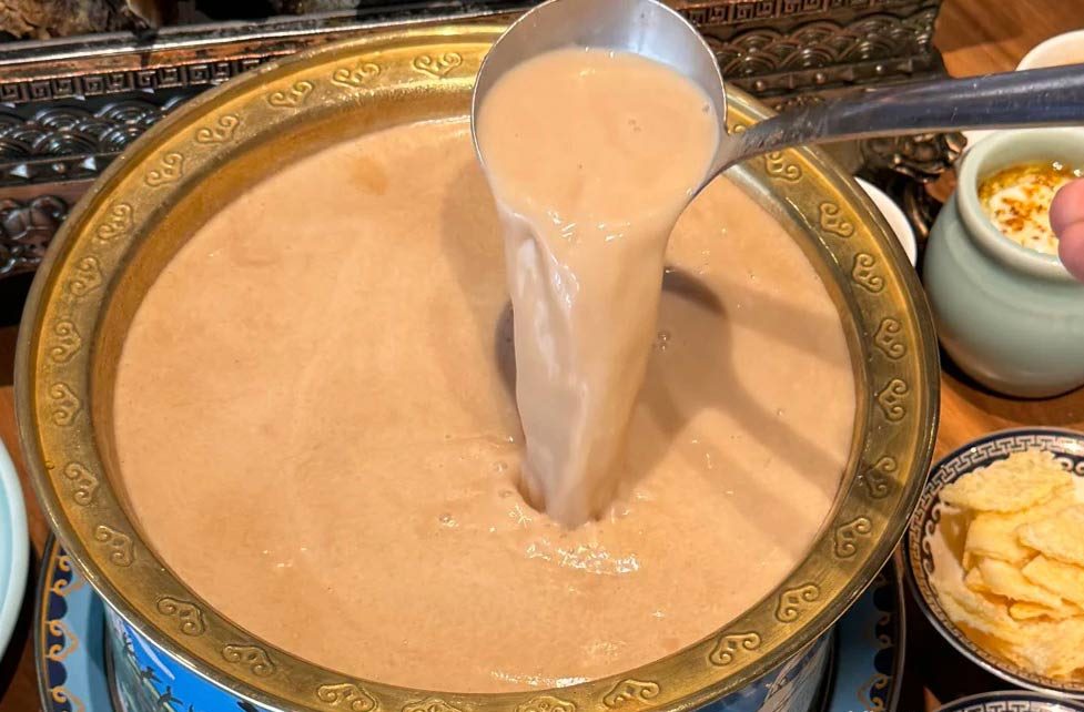Mua gì ở đây để chọn đặc sản mua về làm quà giúp tiết kiệm chi phí du lịch tự túc, du lịch bụi cùng những lưu ý khi đi du lịch Mông Cổ