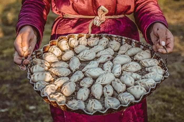 Giới thiệu món ăn của người Mông Cổ, thể hiện văn hóa ẩm thực qua các món truyền thống đặc sắc trong hành trình du lịch tự túc.