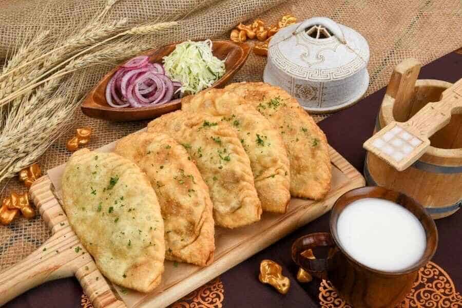 Giới thiệu món ăn của người Mông Cổ, thể hiện văn hóa ẩm thực qua các món truyền thống đặc sắc trong hành trình du lịch tự túc. 