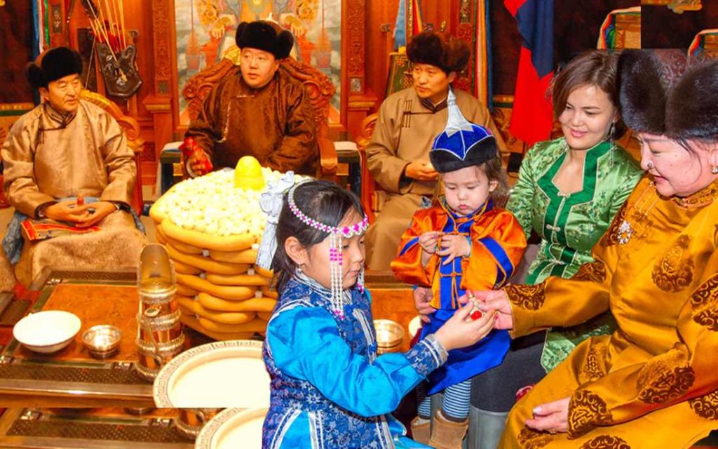 Tết Tsagaan Sar, lễ hội trăng trắng của người Mông Cổ với nét đẹp văn hóa và trang phục ngày Tết đặc trưng.