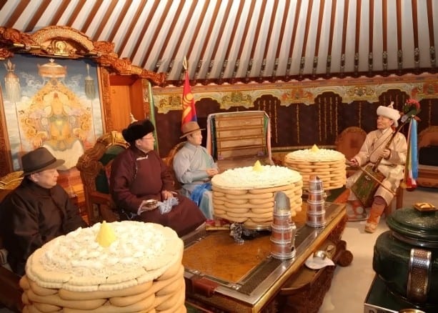 Tết Tsagaan Sar, lễ hội trăng trắng của người Mông Cổ với nét đẹp văn hóa và trang phục ngày Tết đặc trưng.