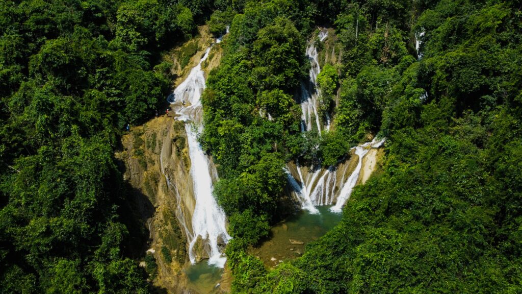 Văn hóa của các dân tộc thiểu số Không dừng lại ở các hoạt động ngoài trời. Tour du lịch nghỉ dưỡng từ Hà Nội đến Bản Ba còn mang đến cho bạn cơ hội tìm hiểu về văn hóa của các dân tộc thiểu số tại Tuyên Quang. Bạn sẽ tham gia các lễ hội truyền thống và hiểu rõ hơn về phong tục tập quán của người dân địa phương. Trong hành trình du lịch 3 ngày 2 đêm. Bạn sẽ trải nghiệm những nét đẹp văn hóa đặc sắc của vùng đất Bản Ba, Tuyên Quang. Cùng với đó, bạn cũng sẽ khám phá cảnh sắc thiên nhiên tuyệt mỹ, mang đến một chuyến du lịch đầy thú vị và ý nghĩa.